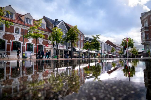 En regnvåd gade midt i Skanderborg