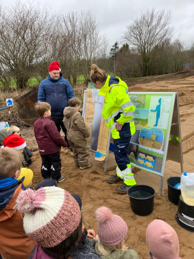 Børnene fra Børnehuset Fredensgård lærer om vandets vej fra grundvand til vandhane