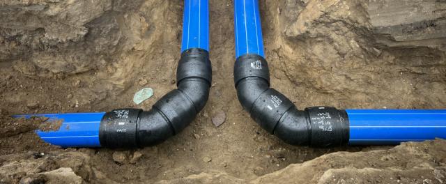 To vandrør er gravet frem af jorden