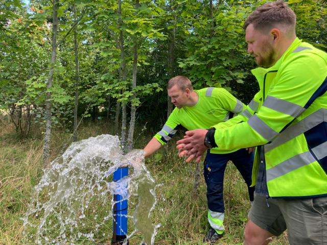 To driftsmedarbejder tester en vandboring