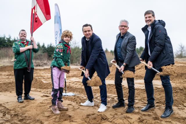 Direktør Per Grønvald, bestyrelsesformand Martin Frausing Poulsen og borgmester Frands Fischer tager sammen med Kirsten fra KFUM Spejderne første spadestik til Anebjerg Vandværk. I baggrund ses fanebærer Dennis, og fra KFUM Spejderne.