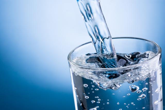 Drikkevand hældes i et glas