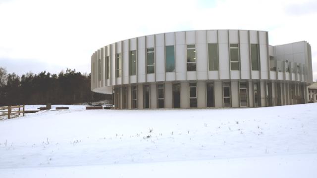 Bygningen AquaGlobe i snevejr