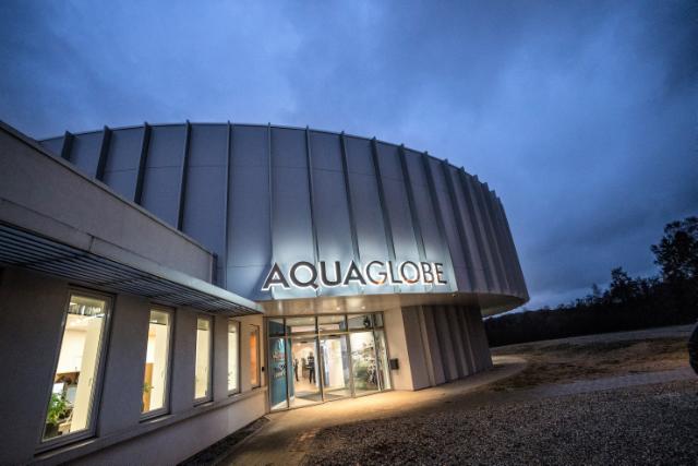 Bygningen AquaGlobe fotograferet udefra om aftenen