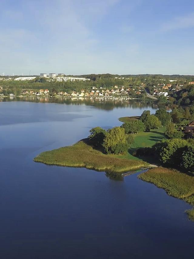 Et luftfoto af Skanderborg Sø