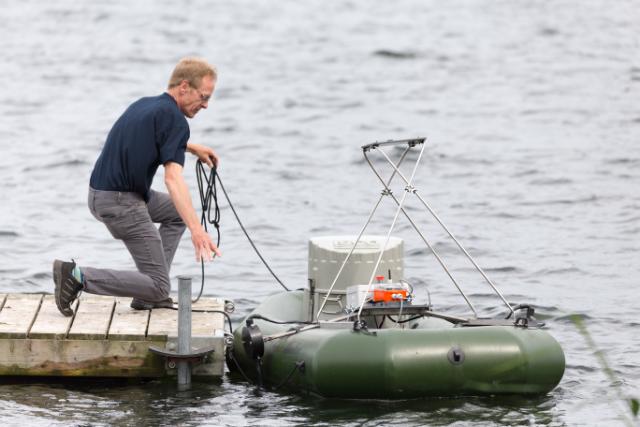 En båd med udstyr bliver sat i søen