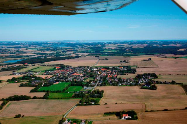 Luftfoto af landsbyen Stjær